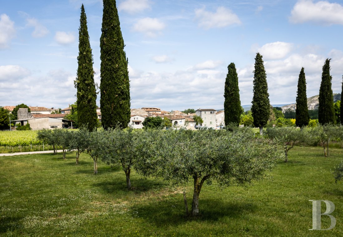 En Ardèche, à Saint-Alban-Auriolles, une ancienne ferme du 17e siècle à l’ombre d’un château - photo  n°2